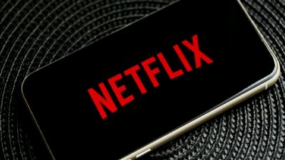 ناقد فني: نتفليكس تمر بأزمة تراجع مشاهدات وانخفضت أسهمها إلى الربع
