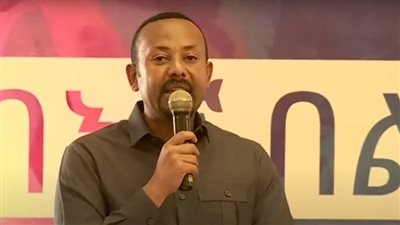 لحفظ ماء الوجه.. آبي أحمد يهزي بتصريحات جديدة بعد هروب المسؤولين إلى دول الجوار