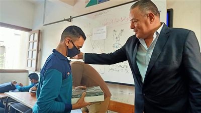 مدير تعليم جنوب الجيزة يتابع توزيع التابلت علي الطلاب بمدرسة السعيدية 