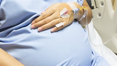 أستاذ نساء وتوليد يكشف سبب ارتفاع نسبة الولادة القيصرية في مصر (فيديو)