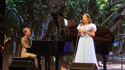 إقبال جماهيري غير مسبوق.. السوبرانو العالمية فاطمة السعيد تلهب سماء المنيل