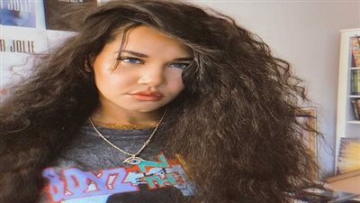 صلاح وميسي أبرزهم.. أمنية عبده موهبة في رسم أساطير الكرة