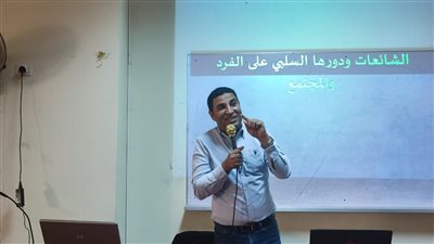 مصطفى ثابت يحث طلاب جامعة الفيوم على مواجهة الشائعات إلكترونيا 