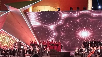 هاني شاكر يبدأ حفله ضمن فعاليات مهرجان الموسيقى العربيه بأغنية 