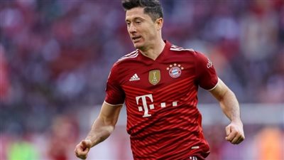 ليفاندوفسكي يحسم موقفه من اللعب في برشلونة