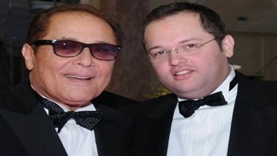 محمد محمود عبد العزيز يزور قبر والده في ذكرى وفاته