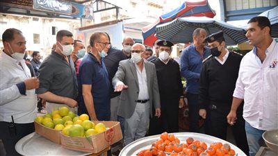 محافظ بورسعيد يلتقى بالبائعين ويحثهم على المظهر الحضاري بسوق العصر