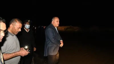 محافظ قنا ومدير الأمن يتابعان أعمال شفط وتصريف مياه السيول 