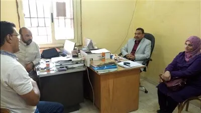 في أيام الأجازات.. وكيل تضامن بني سويف يتابع تسليم كروت 