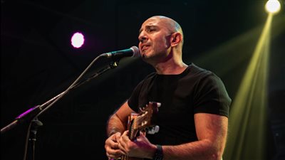 الأردني بشر يهدي الشعب الفلسطيني أغنية محمود درويش في أولى حفلاته بالقاهرة