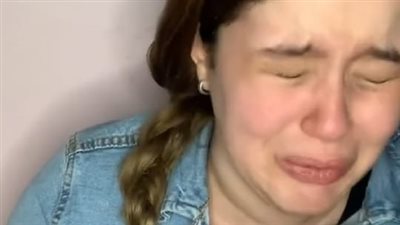 انهيار حنين حسام فور بدء جلسة إعادة محاكمتها بتهمة الاتجار في البشر