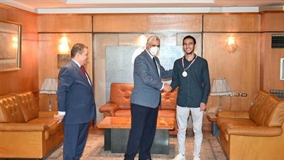  رئيس جامعة الفيوم يكرم الطلاب الفائزين في مسابقة أسنان مصر.. صور