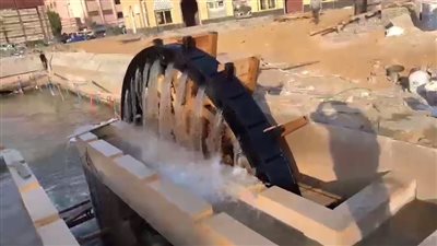 بدء تركيب السواقي بميدان قارون في الفيوم (فيديو) 