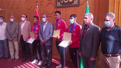 محافظ الإسماعيلية يكرم الحائزين على الميداليات الذهبية في اليونان 