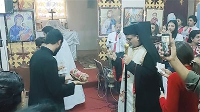 مطران أبو قرقاص يستقبل رفات القديس شاربل