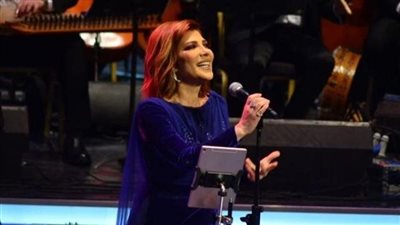  فستاني اتمزق.. أصالة تداعب جمهورها في حفل 