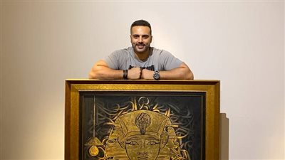 الفنان أحمد فريد يعرض لوحته الفنية من الذهب في حدث عالمي بمتحف تاريخ علوم الطبيعة والعلوم بأمريكا 