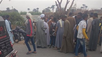 مصرع شخص وإصابة 3 آخرين في تصادم سيارة ميكروباص مع دراجة بخارية بقنا