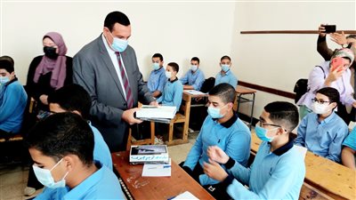 التعليم: نجحنا في توفير عدد (600000) جهاز تابلت لطلاب الصف الأول الثانوي الحاليين