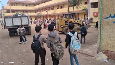 تحرك عاجل من التعليم.. لودر وعربة قمامة داخل فناء مدرسة بطوخ 