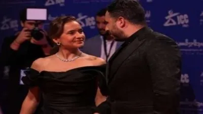 لهذا السبب زوج نيللي كريم ينفعل علي المعجبين في مهرجان قرطاج