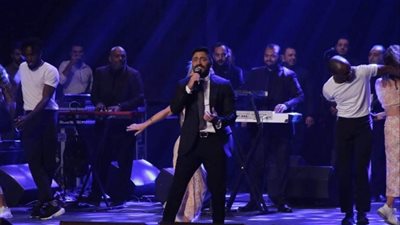 تامر حسني يشعل حفل جامعة مصر بأغاني 