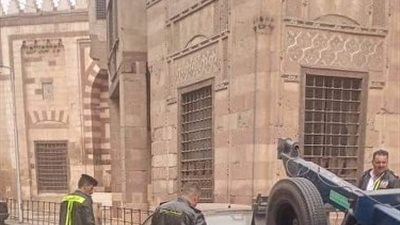 حملة مكبرة لرفع السيارات المتهالكة بالدرب الأحمر (صور)