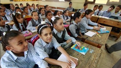 حقيقة إجراء اختبارات شهرية للطلاب وحذف أجزاء من المناهج (فيديو)