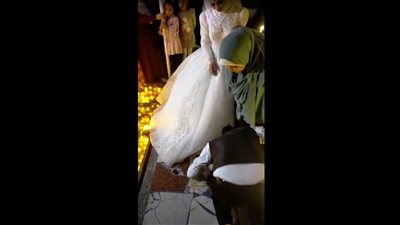 لرد الجميل.. شاب يقبل قدم والدته في يوم زفافه بقنا