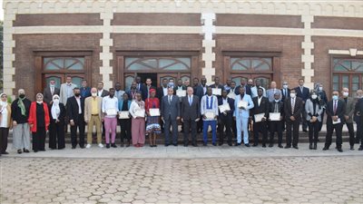 وزير الري يكرم 22 متدربا من 19 دولة إفريقية 