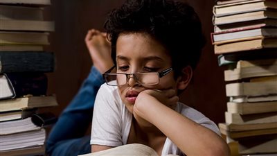 كن قدوة.. نصائح فعالة لمساعدة طفلك على تعلم القراءة