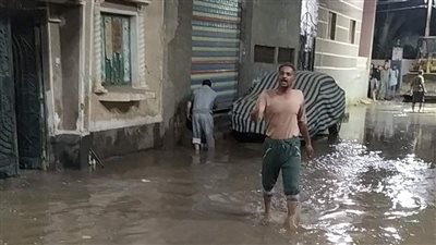 انفجار ماسورة مياه يغرق شوارع قرية السلام بالفيوم