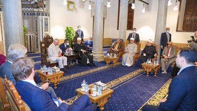 شيخ الأزهر يناقش سبل تعزيز الحوار بين الأديان مع الأمير تشارلز 