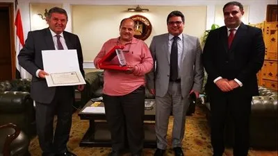 وزير قطاع الأعمال يكرم عاملًا بشركة 