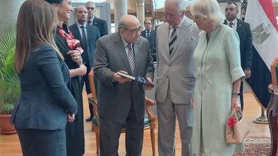 الأمير تشارلز وزوجته يزوران مكتبة الإسكندرية ويوقعان فى سجل الزوار