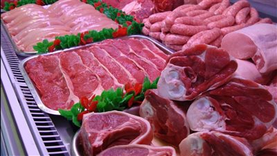  بعد تخلى “التموين” عن إنتاج الأعلاف.. “أزمة عجول” ترفع سعر اللحوم الحمراء لـ٢٠٠ جنيه