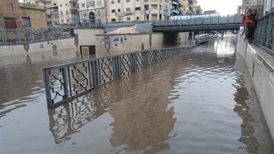 شوارع البحيرة تغرق في مياه الأمطار.. ومحاولات لكسحها (صور)