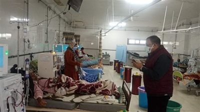 وكيل صحة السويس يتفقد الغسيل الكلوي بالمستشفى العام.. ويكافئ المتميزين