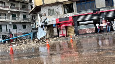 بسبب الطقس السيئ.. انهيار شرفتي عقار بكورنيش العصافرة في الإسكندرية (صور)