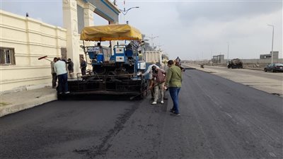 استمرار أعمال رصف ورفع كفاءة الطرق بالمنطقة الصناعية ببورسعيد