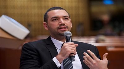 معز مسعود يؤدي صلاة الظهر بحديقة مسجد الشرطة بالشيخ زايد (صور)