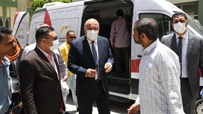 محافظ قنا: تشكيل لجنة لأخذ عينات من مكونات الوجبات المدرسية لتحليلها