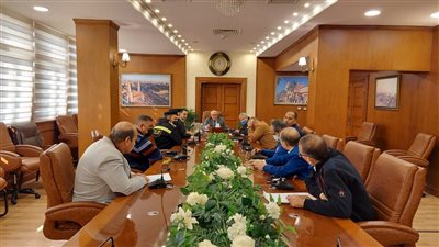 محافظ بورسعيد يلتقي رؤساء الأحياء لبحث استعدادات مواجهة الطقس السيئ 