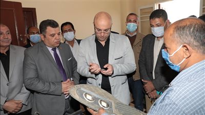 محافظ بني سويف يتفقد العمل بمجلس قروي بياض لمتابعة ملف التصالح (صور)