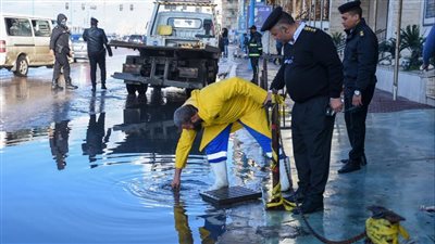  محافظ الإسكندرية يتابع عمليات تصريف تراكمات مياه الأمطار بطريق الكورنيش 