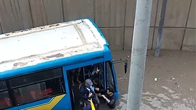 بسبب الأمطار.. غرق كوبري كليوباترا يصيب الإسكندرية بشلل مروري (صور)