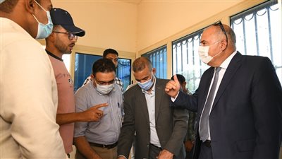 محافظ قنا: وقف الوجبات المدرسية بشكل مؤقت لحين التأكد من مطابقتها للمواصفات 