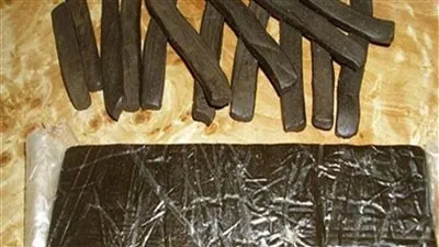 4 قطع و300 جنيه.. مضبوطات عاطل يتاجر في مخدر الحشيش بالوراق