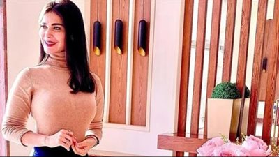 بإطلالة شتوية.. رانيا منصور تستعرض جمالها 