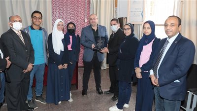 محافظ بني سويف يتفقد سير العملية التعليمية بمدرسة STEM للمتفوقين (صور)
